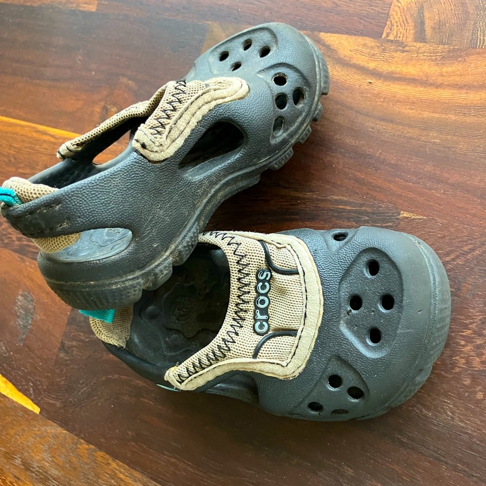 Size 3 Crocs Micah Black & Tan GUC water shoes